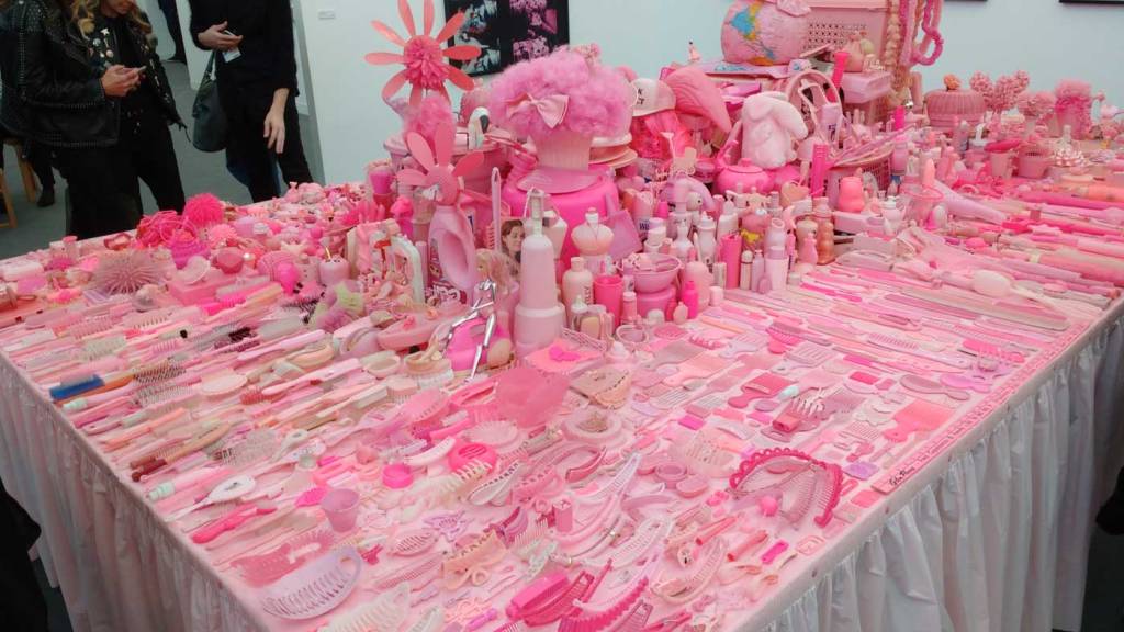 FRIEZE LONDON 2FRIEZE LONDON 2016 - Portia Munson: Pink Project table (1994)016 - 