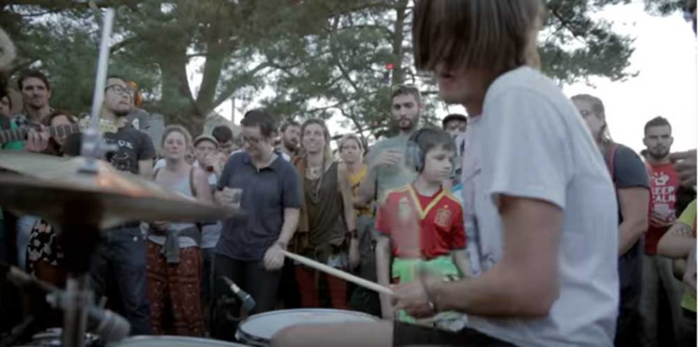 ORGAN THING: French high-wire maths manipulators Partout Partout playing live on a street at Festival Décibulles…