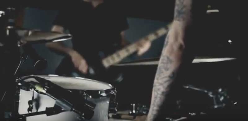 helium_horse_fly_live